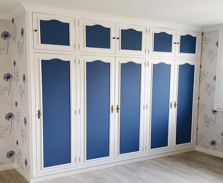 Une pose experte pour habiller vos cloisons avec élégance.